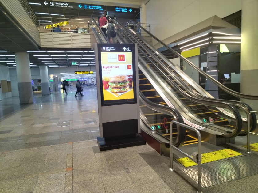 機場餐飲指示廣告機